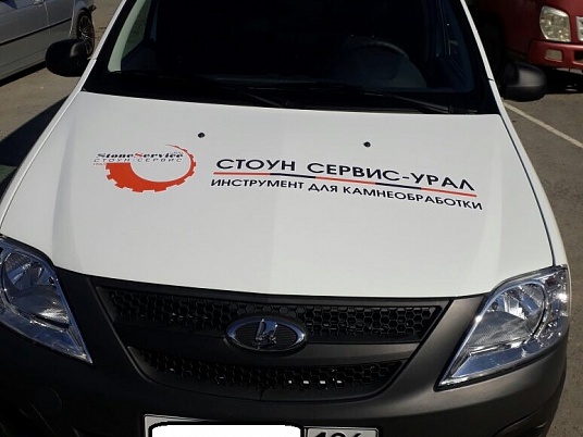 Реклама на автомобиле лада ларгус для СТОУН-СЕРВИС